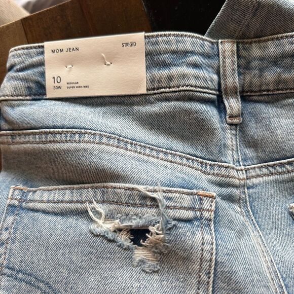 AE "MOM JEANS "DESTROYED DENIM NWT SIZE 10 - Picture 2 of 4